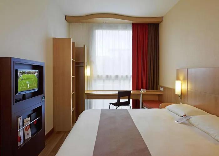 Ibis Warszawa West Station Hotel